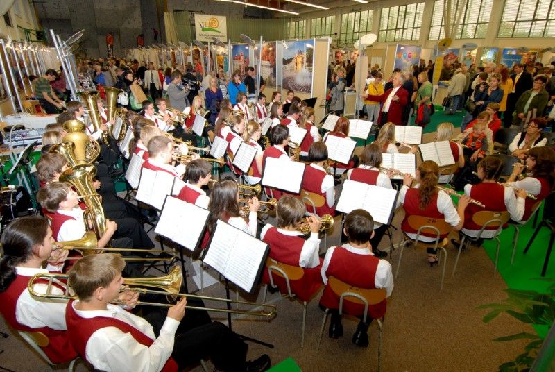 Kompletní informace z oblasti cestování a turistiky o různých zajímavých místech nejen Plzeňského kraje a České republiky, ale také některých zahraničích lokalitách získají návštěvníci sedmého ročníku veletrhu cestovního ruchu ITEP, který byl dnes dopoledne zahájen v prostorách Městské sportovní haly v Plzni na Slovanech. Expozice zde otevřelo více jak sto vystavovatelů.

Návštěvníkům jsou k dispozici nejen nabídky ubytování a rekreací, ale také mapy, cyklomapy, informační brožury a další materiály pro cestovatele. Pro veřejnost je připraven i bohatý doprovodný program včetně soutěží, hudebních vystoupení a ochutnávek piva a kulinářských specialit. Zajímavostí letošního ročníku budou odborné semináře a především delegace vystavovatelů z Indie.

Zahájení veletrhu, který potrvá do soboty 22. října, se zúčastnila náměstkyně pro kulturu a cestovní ruch Eva Herinková. Ta také na veletrhu převzala od společnosti HelpTour – Agenura pro rozvoj cestovního ruchu certifikát MAGNI - poděkování za podporu církevní tur