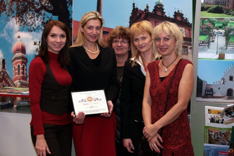 Kompletní informace z oblasti cestování a turistiky o různých zajímavých místech nejen Plzeňského kraje a České republiky, ale také některých zahraničích lokalitách získají návštěvníci sedmého ročníku veletrhu cestovního ruchu ITEP, který byl dnes dopoledne zahájen v prostorách Městské sportovní haly v Plzni na Slovanech. Expozice zde otevřelo více jak sto vystavovatelů.

Návštěvníkům jsou k dispozici nejen nabídky ubytování a rekreací, ale také mapy, cyklomapy, informační brožury a další materiály pro cestovatele. Pro veřejnost je připraven i bohatý doprovodný program včetně soutěží, hudebních vystoupení a ochutnávek piva a kulinářských specialit. Zajímavostí letošního ročníku budou odborné semináře a především delegace vystavovatelů z Indie.

Zahájení veletrhu, který potrvá do soboty 22. října, se zúčastnila náměstkyně pro kulturu a cestovní ruch Eva Herinková. Ta také na veletrhu převzala od společnosti HelpTour – Agenura pro rozvoj cestovního ruchu certifikát MAGNI - poděkování za podporu církevní tur