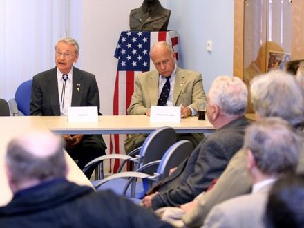 Setkání s americkými veterány - Při letošních oslavách dostali lidé výjimečnou příležitost setkat se s americkými veterány tváří v tvář a popovídat si s nimi. Neformální setkání proběhlo v prostorách Amerického centra v Plzni.