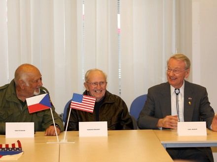 Setkání s americkými veterány - Při letošních oslavách dostali lidé výjimečnou příležitost setkat se s americkými veterány tváří v tvář a popovídat si s nimi. Neformální setkání proběhlo v prostorách Amerického centra v Plzni.