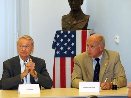 Setkání s americkými veterány - Při letošních oslavách dostali lidé výjimečnou příležitost setkat se s americkými veterány tváří v tvář a popovídat si s nimi. Neformální setkání proběhlo v prostorách Amerického centra v Plzni.