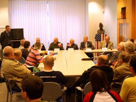 Setkání s americkými veterány - Při letošních oslavách dostali lidé výjimečnou příležitost setkat se s americkými veterány tváří v tvář a popovídat si s nimi. Neformální setkání proběhlo v prostorách Amerického centra v Plzni.