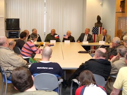 Setkání s americkými veterány - Při letošních oslavách dostali lidé výjimečnou příležitost setkat se s americkými veterány tváří v tvář a popovídat si s nimi. Neformální setkání proběhlo v prostorách Amerického centra v Plzni.