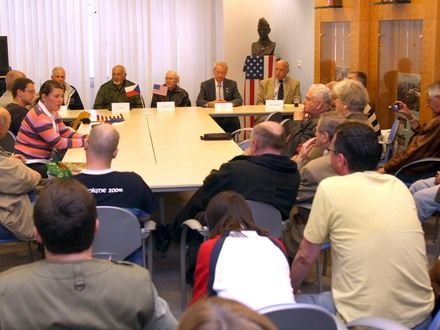 Setkání s americkými veterány - Při letošních oslavách dostali lidé výjimečnou příležitost setkat se s americkými veterány tváří v tvář a popovídat si s nimi. Neformální setkání proběhlo v prostorách Amerického centra v Plzni.