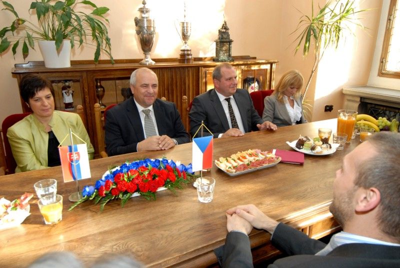 Na dvoudenní návštěvu přijel dnes (21.10.2011) do Plzně primátor Žiliny Igor Choma. Odpoledne jej na radnici oficiálně přivítal primátor Martin Baxa společně s náměstkyní Evou Herinkovou. Vzhledem k právě konajícím se Česko-Slovenským dnům přišel primátor Choma na setkání v doprovodu J. E. Petera Brňa, velvyslance Slovenské republiky v ČR, Jana Pekára, předsedy regionální Obce Slováků a Michala Sochora, předsedy plzeňského Slovensko-českého klubu.