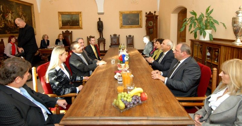 Na dvoudenní návštěvu přijel dnes (21.10.2011) do Plzně primátor Žiliny Igor Choma. Odpoledne jej na radnici oficiálně přivítal primátor Martin Baxa společně s náměstkyní Evou Herinkovou. Vzhledem k právě konajícím se Česko-Slovenským dnům přišel primátor Choma na setkání v doprovodu J. E. Petera Brňa, velvyslance Slovenské republiky v ČR, Jana Pekára, předsedy regionální Obce Slováků a Michala Sochora, předsedy plzeňského Slovensko-českého klubu.