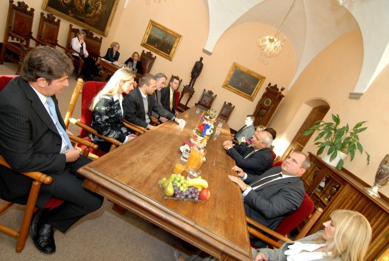 Na dvoudenní návštěvu přijel dnes (21.10.2011) do Plzně primátor Žiliny Igor Choma. Odpoledne jej na radnici oficiálně přivítal primátor Martin Baxa společně s náměstkyní Evou Herinkovou. Vzhledem k právě konajícím se Česko-Slovenským dnům přišel primátor Choma na setkání v doprovodu J. E. Petera Brňa, velvyslance Slovenské republiky v ČR, Jana Pekára, předsedy regionální Obce Slováků a Michala Sochora, předsedy plzeňského Slovensko-českého klubu.