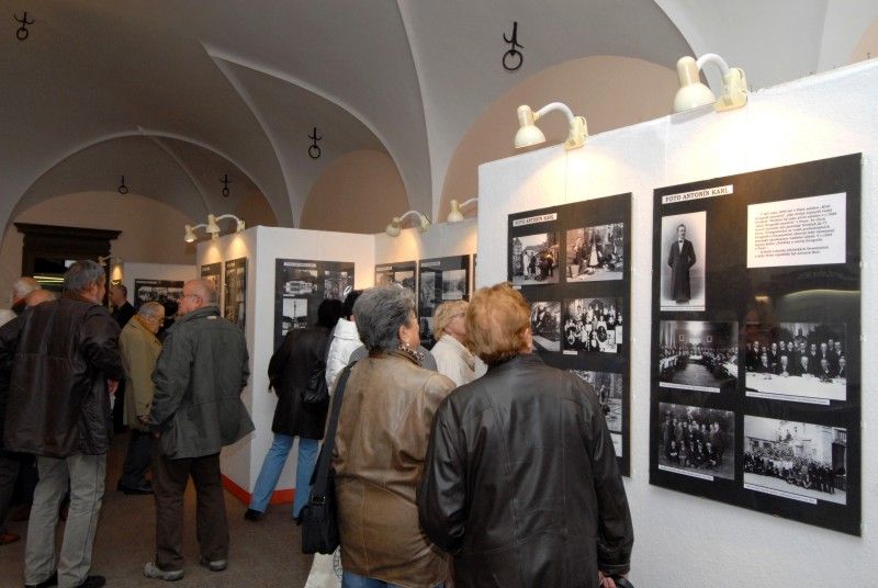 Příležitostné snímky Josefa Skupy a fotoamatéra Antonína Kárla tvoří od 24. října 2011 výstavu v mázhauzu plzeňské radnice. Autor Stanislav Bukovský ji nazval První republika. Soubor fotografií světoznámého loutkáře a malíře profesora Skupy se veřejnosti představuje poprvé. Fotografie dětí naznačují, jaký byl Skupa citlivý a také pohotový fotoreportér. Snímky dokládají nejen jeho bytostný vztah k dětem, ale i všestranný talent.