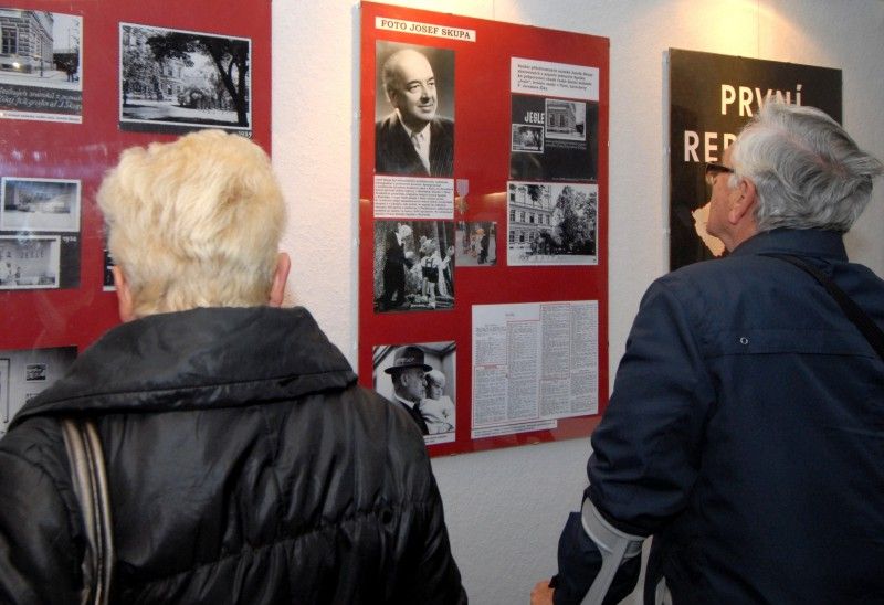 Příležitostné snímky Josefa Skupy a fotoamatéra Antonína Kárla tvoří od 24. října 2011 výstavu v mázhauzu plzeňské radnice. Autor Stanislav Bukovský ji nazval První republika. Soubor fotografií světoznámého loutkáře a malíře profesora Skupy se veřejnosti představuje poprvé. Fotografie dětí naznačují, jaký byl Skupa citlivý a také pohotový fotoreportér. Snímky dokládají nejen jeho bytostný vztah k dětem, ale i všestranný talent.