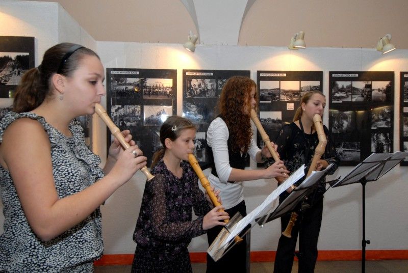 Příležitostné snímky Josefa Skupy a fotoamatéra Antonína Kárla tvoří od 24. října 2011 výstavu v mázhauzu plzeňské radnice. Autor Stanislav Bukovský ji nazval První republika. Soubor fotografií světoznámého loutkáře a malíře profesora Skupy se veřejnosti představuje poprvé. Fotografie dětí naznačují, jaký byl Skupa citlivý a také pohotový fotoreportér. Snímky dokládají nejen jeho bytostný vztah k dětem, ale i všestranný talent.