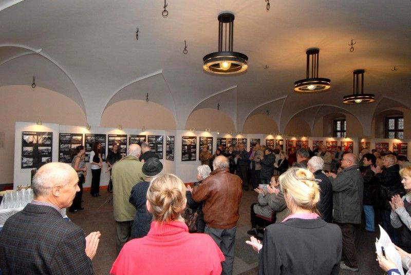 Příležitostné snímky Josefa Skupy a fotoamatéra Antonína Kárla tvoří od 24. října 2011 výstavu v mázhauzu plzeňské radnice. Autor Stanislav Bukovský ji nazval První republika. Soubor fotografií světoznámého loutkáře a malíře profesora Skupy se veřejnosti představuje poprvé. Fotografie dětí naznačují, jaký byl Skupa citlivý a také pohotový fotoreportér. Snímky dokládají nejen jeho bytostný vztah k dětem, ale i všestranný talent.