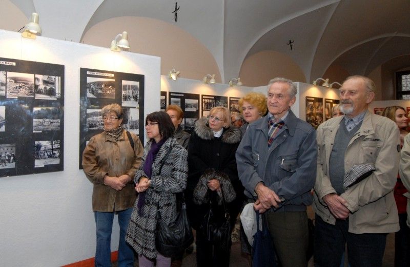 Příležitostné snímky Josefa Skupy a fotoamatéra Antonína Kárla tvoří od 24. října 2011 výstavu v mázhauzu plzeňské radnice. Autor Stanislav Bukovský ji nazval První republika. Soubor fotografií světoznámého loutkáře a malíře profesora Skupy se veřejnosti představuje poprvé. Fotografie dětí naznačují, jaký byl Skupa citlivý a také pohotový fotoreportér. Snímky dokládají nejen jeho bytostný vztah k dětem, ale i všestranný talent.