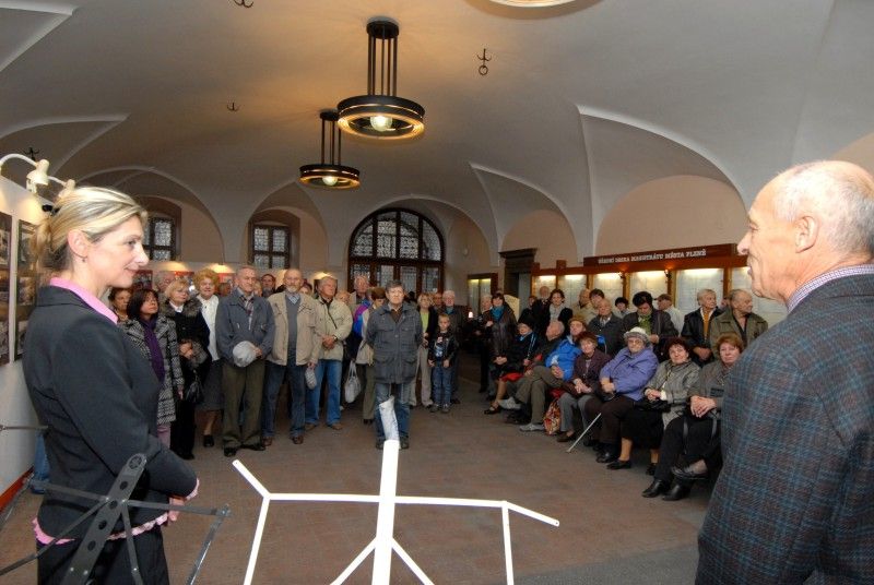 Příležitostné snímky Josefa Skupy a fotoamatéra Antonína Kárla tvoří od 24. října 2011 výstavu v mázhauzu plzeňské radnice. Autor Stanislav Bukovský ji nazval První republika. Soubor fotografií světoznámého loutkáře a malíře profesora Skupy se veřejnosti představuje poprvé. Fotografie dětí naznačují, jaký byl Skupa citlivý a také pohotový fotoreportér. Snímky dokládají nejen jeho bytostný vztah k dětem, ale i všestranný talent.