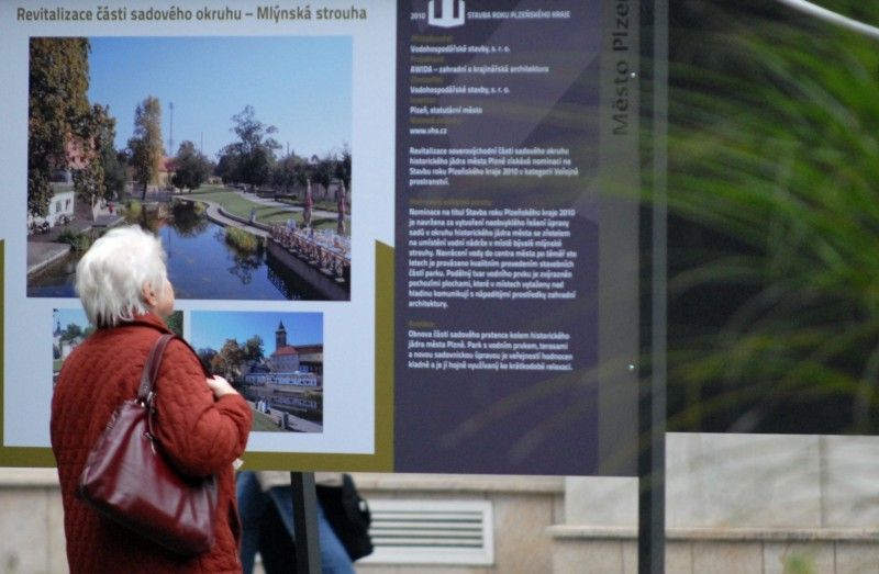 Možnost prohlédnout si stavby oceněné v osmém ročníku soutěže Stavba roku Plzeňského kraje 2010 mají od úterý 25. října 2011 všichni, kteří zavítají do 14. prosince před Studijní a vědeckou knihovnu Plzeňského kraje. Právě tam totiž začala výstava, která prezentuje zejména sedmnáct oceněných a nominovaných staveb ze čtyřiceti čtyř přihlášených do soutěže Stavba roku Plzeňského kraje 2010. Výstavu připravil Útvar koncepce a rozvoje města Plzně ve spolupráci s Odborem prezentace a marketingu MMP.