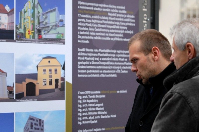 Možnost prohlédnout si stavby oceněné v osmém ročníku soutěže Stavba roku Plzeňského kraje 2010 mají od úterý 25. října 2011 všichni, kteří zavítají do 14. prosince před Studijní a vědeckou knihovnu Plzeňského kraje. Právě tam totiž začala výstava, která prezentuje zejména sedmnáct oceněných a nominovaných staveb ze čtyřiceti čtyř přihlášených do soutěže Stavba roku Plzeňského kraje 2010. Výstavu připravil Útvar koncepce a rozvoje města Plzně ve spolupráci s Odborem prezentace a marketingu MMP.