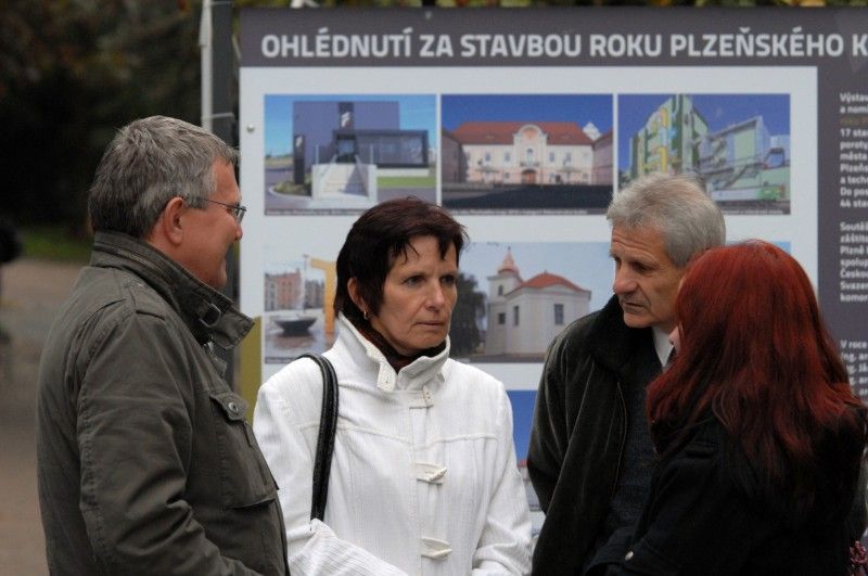 Možnost prohlédnout si stavby oceněné v osmém ročníku soutěže Stavba roku Plzeňského kraje 2010 mají od úterý 25. října 2011 všichni, kteří zavítají do 14. prosince před Studijní a vědeckou knihovnu Plzeňského kraje. Právě tam totiž začala výstava, která prezentuje zejména sedmnáct oceněných a nominovaných staveb ze čtyřiceti čtyř přihlášených do soutěže Stavba roku Plzeňského kraje 2010. Výstavu připravil Útvar koncepce a rozvoje města Plzně ve spolupráci s Odborem prezentace a marketingu MMP.