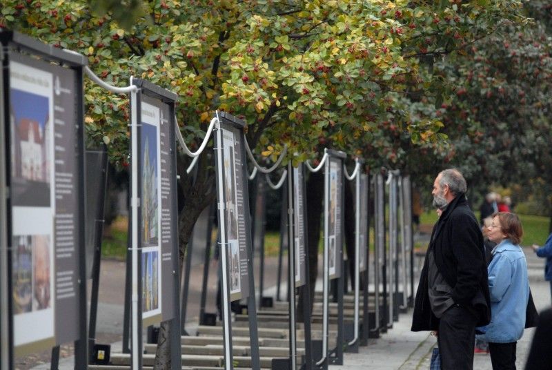 Možnost prohlédnout si stavby oceněné v osmém ročníku soutěže Stavba roku Plzeňského kraje 2010 mají od úterý 25. října 2011 všichni, kteří zavítají do 14. prosince před Studijní a vědeckou knihovnu Plzeňského kraje. Právě tam totiž začala výstava, která prezentuje zejména sedmnáct oceněných a nominovaných staveb ze čtyřiceti čtyř přihlášených do soutěže Stavba roku Plzeňského kraje 2010. Výstavu připravil Útvar koncepce a rozvoje města Plzně ve spolupráci s Odborem prezentace a marketingu MMP.