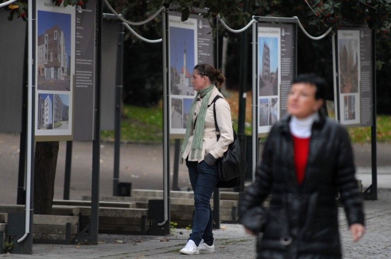 Možnost prohlédnout si stavby oceněné v osmém ročníku soutěže Stavba roku Plzeňského kraje 2010 mají od úterý 25. října 2011 všichni, kteří zavítají do 14. prosince před Studijní a vědeckou knihovnu Plzeňského kraje. Právě tam totiž začala výstava, která prezentuje zejména sedmnáct oceněných a nominovaných staveb ze čtyřiceti čtyř přihlášených do soutěže Stavba roku Plzeňského kraje 2010. Výstavu připravil Útvar koncepce a rozvoje města Plzně ve spolupráci s Odborem prezentace a marketingu MMP.