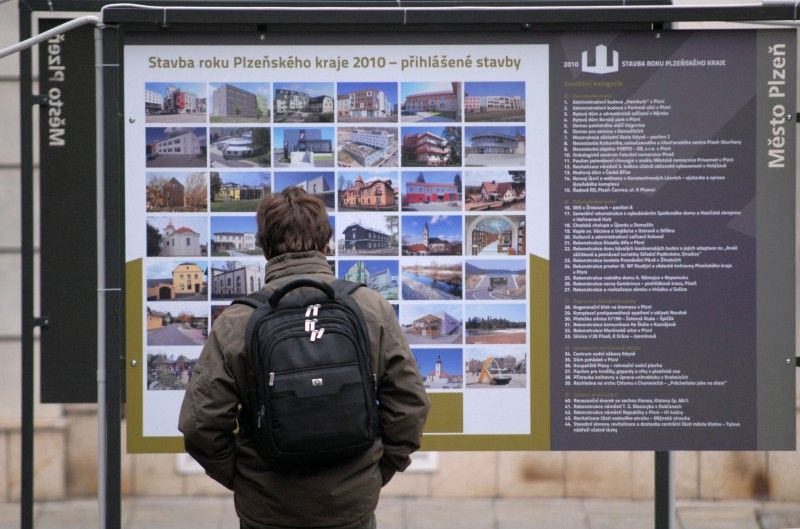 Možnost prohlédnout si stavby oceněné v osmém ročníku soutěže Stavba roku Plzeňského kraje 2010 mají od úterý 25. října 2011 všichni, kteří zavítají do 14. prosince před Studijní a vědeckou knihovnu Plzeňského kraje. Právě tam totiž začala výstava, která prezentuje zejména sedmnáct oceněných a nominovaných staveb ze čtyřiceti čtyř přihlášených do soutěže Stavba roku Plzeňského kraje 2010. Výstavu připravil Útvar koncepce a rozvoje města Plzně ve spolupráci s Odborem prezentace a marketingu MMP.