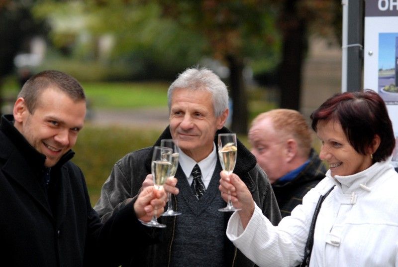 Možnost prohlédnout si stavby oceněné v osmém ročníku soutěže Stavba roku Plzeňského kraje 2010 mají od úterý 25. října 2011 všichni, kteří zavítají do 14. prosince před Studijní a vědeckou knihovnu Plzeňského kraje. Právě tam totiž začala výstava, která prezentuje zejména sedmnáct oceněných a nominovaných staveb ze čtyřiceti čtyř přihlášených do soutěže Stavba roku Plzeňského kraje 2010. Výstavu připravil Útvar koncepce a rozvoje města Plzně ve spolupráci s Odborem prezentace a marketingu MMP.