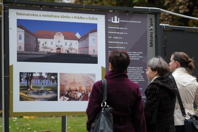Možnost prohlédnout si stavby oceněné v osmém ročníku soutěže Stavba roku Plzeňského kraje 2010 mají od úterý 25. října 2011 všichni, kteří zavítají do 14. prosince před Studijní a vědeckou knihovnu Plzeňského kraje. Právě tam totiž začala výstava, která prezentuje zejména sedmnáct oceněných a nominovaných staveb ze čtyřiceti čtyř přihlášených do soutěže Stavba roku Plzeňského kraje 2010. Výstavu připravil Útvar koncepce a rozvoje města Plzně ve spolupráci s Odborem prezentace a marketingu MMP.