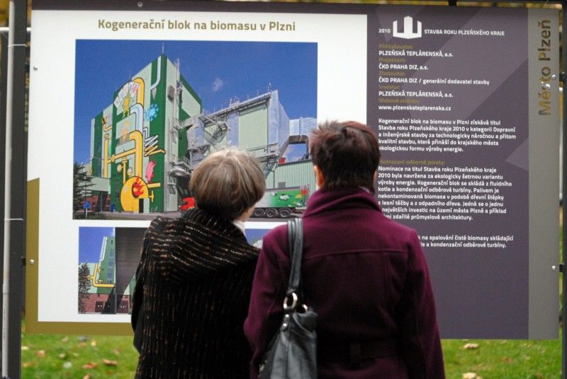 Možnost prohlédnout si stavby oceněné v osmém ročníku soutěže Stavba roku Plzeňského kraje 2010 mají od úterý 25. října 2011 všichni, kteří zavítají do 14. prosince před Studijní a vědeckou knihovnu Plzeňského kraje. Právě tam totiž začala výstava, která prezentuje zejména sedmnáct oceněných a nominovaných staveb ze čtyřiceti čtyř přihlášených do soutěže Stavba roku Plzeňského kraje 2010. Výstavu připravil Útvar koncepce a rozvoje města Plzně ve spolupráci s Odborem prezentace a marketingu MMP.