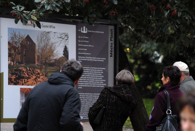 Možnost prohlédnout si stavby oceněné v osmém ročníku soutěže Stavba roku Plzeňského kraje 2010 mají od úterý 25. října 2011 všichni, kteří zavítají do 14. prosince před Studijní a vědeckou knihovnu Plzeňského kraje. Právě tam totiž začala výstava, která prezentuje zejména sedmnáct oceněných a nominovaných staveb ze čtyřiceti čtyř přihlášených do soutěže Stavba roku Plzeňského kraje 2010. Výstavu připravil Útvar koncepce a rozvoje města Plzně ve spolupráci s Odborem prezentace a marketingu MMP.