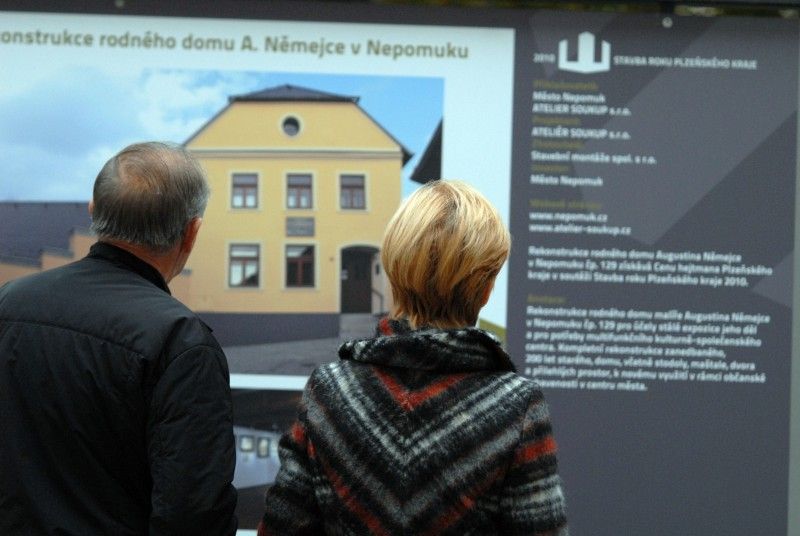 Možnost prohlédnout si stavby oceněné v osmém ročníku soutěže Stavba roku Plzeňského kraje 2010 mají od úterý 25. října 2011 všichni, kteří zavítají do 14. prosince před Studijní a vědeckou knihovnu Plzeňského kraje. Právě tam totiž začala výstava, která prezentuje zejména sedmnáct oceněných a nominovaných staveb ze čtyřiceti čtyř přihlášených do soutěže Stavba roku Plzeňského kraje 2010. Výstavu připravil Útvar koncepce a rozvoje města Plzně ve spolupráci s Odborem prezentace a marketingu MMP.