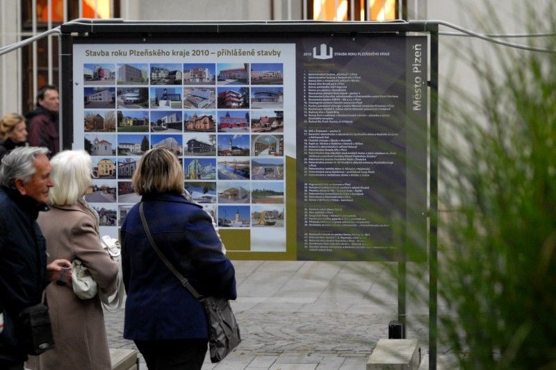 Možnost prohlédnout si stavby oceněné v osmém ročníku soutěže Stavba roku Plzeňského kraje 2010 mají od úterý 25. října 2011 všichni, kteří zavítají do 14. prosince před Studijní a vědeckou knihovnu Plzeňského kraje. Právě tam totiž začala výstava, která prezentuje zejména sedmnáct oceněných a nominovaných staveb ze čtyřiceti čtyř přihlášených do soutěže Stavba roku Plzeňského kraje 2010. Výstavu připravil Útvar koncepce a rozvoje města Plzně ve spolupráci s Odborem prezentace a marketingu MMP.