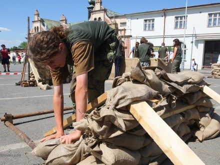 Vědomostní a bojová hra Osvoboď Plzeň - Hra byla určena pro studenty základních a středních škol, kteří v týmech plnili úkoly spojené s osvobozením Plzně a II. světovou válkou. Studenti si např. vyzkoušeli, jaké to je být vojákem, stavěli barikády či luštili vojenské šifry. Nejlepší tým byl oceněn na slavnostním večeru v Měšťanské besedě. Ceny předali skuteční osvoboditelé Plzně.