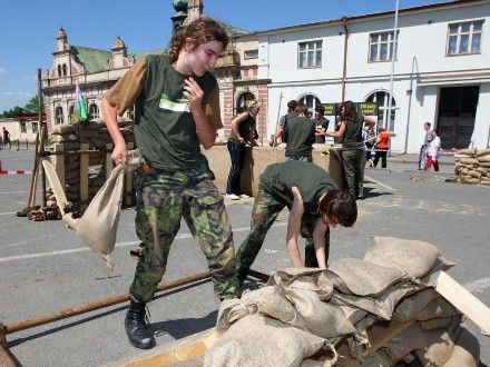Vědomostní a bojová hra Osvoboď Plzeň - Hra byla určena pro studenty základních a středních škol, kteří v týmech plnili úkoly spojené s osvobozením Plzně a II. světovou válkou. Studenti si např. vyzkoušeli, jaké to je být vojákem, stavěli barikády či luštili vojenské šifry. Nejlepší tým byl oceněn na slavnostním večeru v Měšťanské besedě. Ceny předali skuteční osvoboditelé Plzně.
