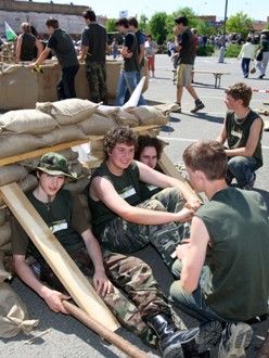 Vědomostní a bojová hra Osvoboď Plzeň - Hra byla určena pro studenty základních a středních škol, kteří v týmech plnili úkoly spojené s osvobozením Plzně a II. světovou válkou. Studenti si např. vyzkoušeli, jaké to je být vojákem, stavěli barikády či luštili vojenské šifry. Nejlepší tým byl oceněn na slavnostním večeru v Měšťanské besedě. Ceny předali skuteční osvoboditelé Plzně.