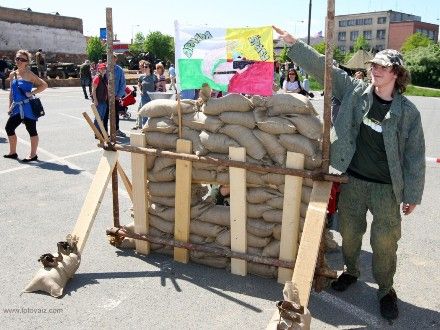 Vědomostní a bojová hra Osvoboď Plzeň - Hra byla určena pro studenty základních a středních škol, kteří v týmech plnili úkoly spojené s osvobozením Plzně a II. světovou válkou. Studenti si např. vyzkoušeli, jaké to je být vojákem, stavěli barikády či luštili vojenské šifry. Nejlepší tým byl oceněn na slavnostním večeru v Měšťanské besedě. Ceny předali skuteční osvoboditelé Plzně.