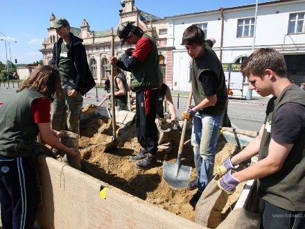Vědomostní a bojová hra Osvoboď Plzeň - Hra byla určena pro studenty základních a středních škol, kteří v týmech plnili úkoly spojené s osvobozením Plzně a II. světovou válkou. Studenti si např. vyzkoušeli, jaké to je být vojákem, stavěli barikády či luštili vojenské šifry. Nejlepší tým byl oceněn na slavnostním večeru v Měšťanské besedě. Ceny předali skuteční osvoboditelé Plzně.