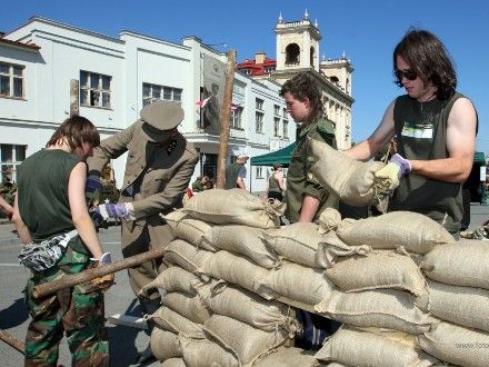 Vědomostní a bojová hra Osvoboď Plzeň - Hra byla určena pro studenty základních a středních škol, kteří v týmech plnili úkoly spojené s osvobozením Plzně a II. světovou válkou. Studenti si např. vyzkoušeli, jaké to je být vojákem, stavěli barikády či luštili vojenské šifry. Nejlepší tým byl oceněn na slavnostním večeru v Měšťanské besedě. Ceny předali skuteční osvoboditelé Plzně.