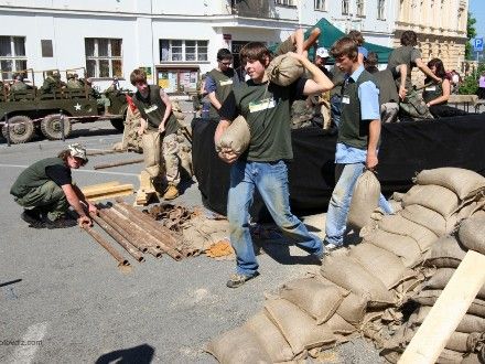 Vědomostní a bojová hra Osvoboď Plzeň - Hra byla určena pro studenty základních a středních škol, kteří v týmech plnili úkoly spojené s osvobozením Plzně a II. světovou válkou. Studenti si např. vyzkoušeli, jaké to je být vojákem, stavěli barikády či luštili vojenské šifry. Nejlepší tým byl oceněn na slavnostním večeru v Měšťanské besedě. Ceny předali skuteční osvoboditelé Plzně.