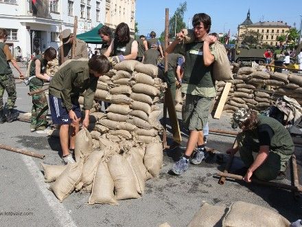 Vědomostní a bojová hra Osvoboď Plzeň - Hra byla určena pro studenty základních a středních škol, kteří v týmech plnili úkoly spojené s osvobozením Plzně a II. světovou válkou. Studenti si např. vyzkoušeli, jaké to je být vojákem, stavěli barikády či luštili vojenské šifry. Nejlepší tým byl oceněn na slavnostním večeru v Měšťanské besedě. Ceny předali skuteční osvoboditelé Plzně.