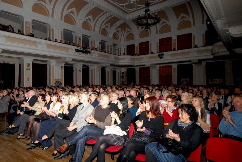 Koncertem svých písniček oslavil 26. října 2011 v sále kulturního domu Peklo osmdesátiny hudebník a divadelník Jiří Suchý. Na pódiu jej doprovázela kapela divadla Semafor a dlouholetá divadelní partnerka Jitka Molavcová. Od primátora Martina Baxy převzal Jiří Suchý, který je od svých sedmdesátin čestným občanem Plzně, pamětní stříbrnou medaili.