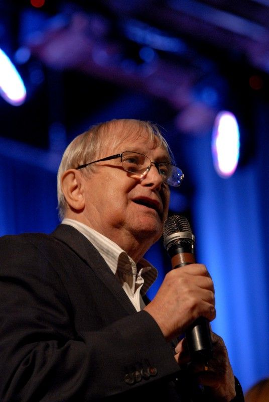 Koncertem svých písniček oslavil 26. října 2011 v sále kulturního domu Peklo osmdesátiny hudebník a divadelník Jiří Suchý. Na pódiu jej doprovázela kapela divadla Semafor a dlouholetá divadelní partnerka Jitka Molavcová. Od primátora Martina Baxy převzal Jiří Suchý, který je od svých sedmdesátin čestným občanem Plzně, pamětní stříbrnou medaili.