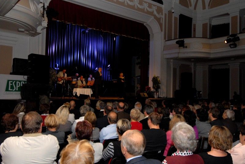 Koncertem svých písniček oslavil 26. října 2011 v sále kulturního domu Peklo osmdesátiny hudebník a divadelník Jiří Suchý. Na pódiu jej doprovázela kapela divadla Semafor a dlouholetá divadelní partnerka Jitka Molavcová. Od primátora Martina Baxy převzal Jiří Suchý, který je od svých sedmdesátin čestným občanem Plzně, pamětní stříbrnou medaili.