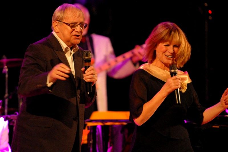 Koncertem svých písniček oslavil 26. října 2011 v sále kulturního domu Peklo osmdesátiny hudebník a divadelník Jiří Suchý. Na pódiu jej doprovázela kapela divadla Semafor a dlouholetá divadelní partnerka Jitka Molavcová. Od primátora Martina Baxy převzal Jiří Suchý, který je od svých sedmdesátin čestným občanem Plzně, pamětní stříbrnou medaili.