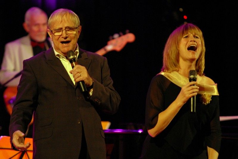 Koncertem svých písniček oslavil 26. října 2011 v sále kulturního domu Peklo osmdesátiny hudebník a divadelník Jiří Suchý. Na pódiu jej doprovázela kapela divadla Semafor a dlouholetá divadelní partnerka Jitka Molavcová. Od primátora Martina Baxy převzal Jiří Suchý, který je od svých sedmdesátin čestným občanem Plzně, pamětní stříbrnou medaili.