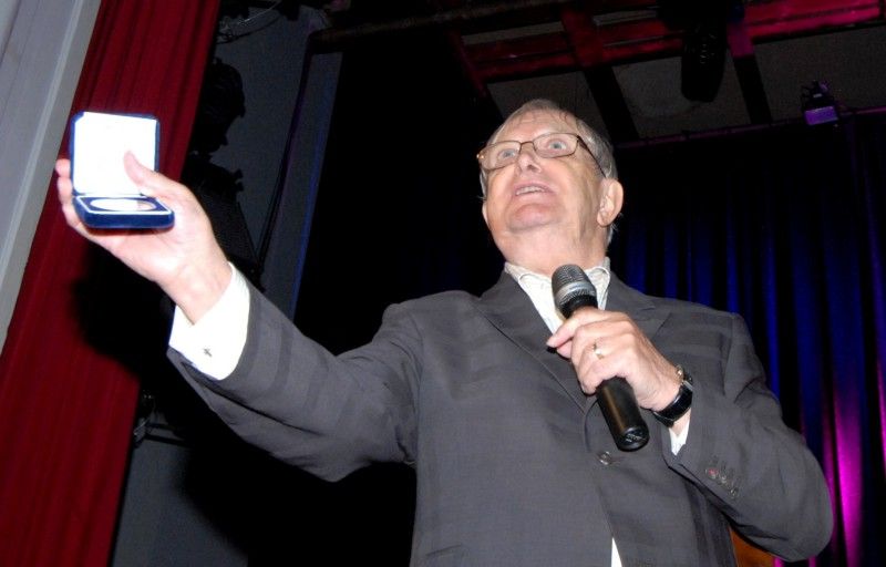 Jiří Suchý převzal na svém koncertu pamětní medaili od primátora Baxy