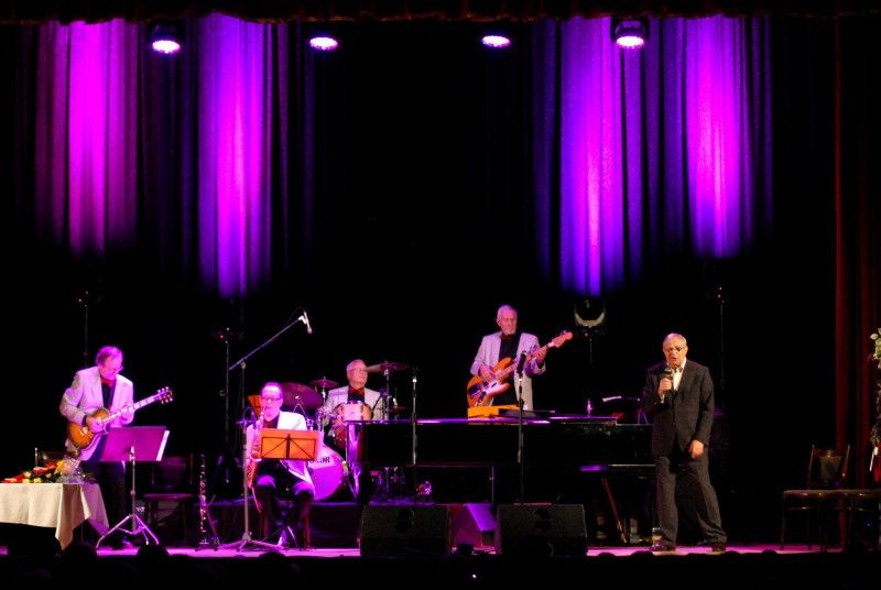 Koncertem svých písniček oslavil 26. října 2011 v sále kulturního domu Peklo osmdesátiny hudebník a divadelník Jiří Suchý. Na pódiu jej doprovázela kapela divadla Semafor a dlouholetá divadelní partnerka Jitka Molavcová. Od primátora Martina Baxy převzal Jiří Suchý, který je od svých sedmdesátin čestným občanem Plzně, pamětní stříbrnou medaili.