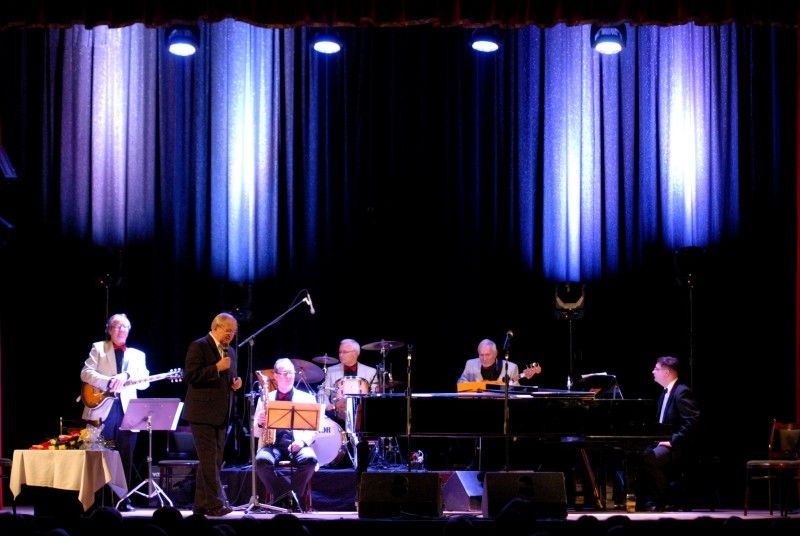 Koncertem svých písniček oslavil 26. října 2011 v sále kulturního domu Peklo osmdesátiny hudebník a divadelník Jiří Suchý. Na pódiu jej doprovázela kapela divadla Semafor a dlouholetá divadelní partnerka Jitka Molavcová. Od primátora Martina Baxy převzal Jiří Suchý, který je od svých sedmdesátin čestným občanem Plzně, pamětní stříbrnou medaili.