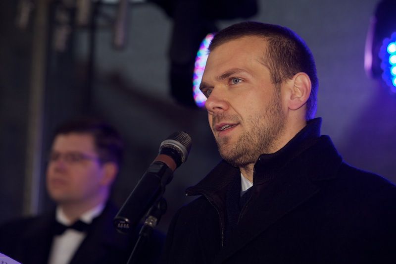 Centrum města u příležitosti oslav 28. října opravdu ožilo. Zajímavá místa spojená s historií a životem ve městě byla dnes (28.10.2011) zpřístupněna zdarma či za symbolickou částku 28 korun. Touto netradiční formou se v Plzni slavil vznik samostatného československého státu již posedmé. Zájemci si mohli například prohlédnout budovu radnice, svézt se historickou tramvají, navštívit Muzeum loutek nebo si zabruslit na městském zimním stadionu. (Foto: R. Muchka)