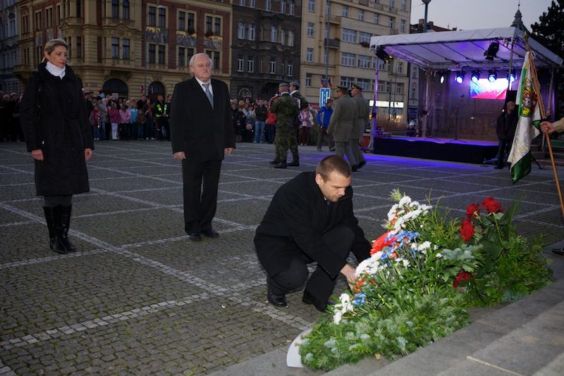 Centrum města u příležitosti oslav 28. října opravdu ožilo. Zajímavá místa spojená s historií a životem ve městě byla dnes (28.10.2011) zpřístupněna zdarma či za symbolickou částku 28 korun. Touto netradiční formou se v Plzni slavil vznik samostatného československého státu již posedmé. Zájemci si mohli například prohlédnout budovu radnice, svézt se historickou tramvají, navštívit Muzeum loutek nebo si zabruslit na městském zimním stadionu. (Foto: R. Muchka)