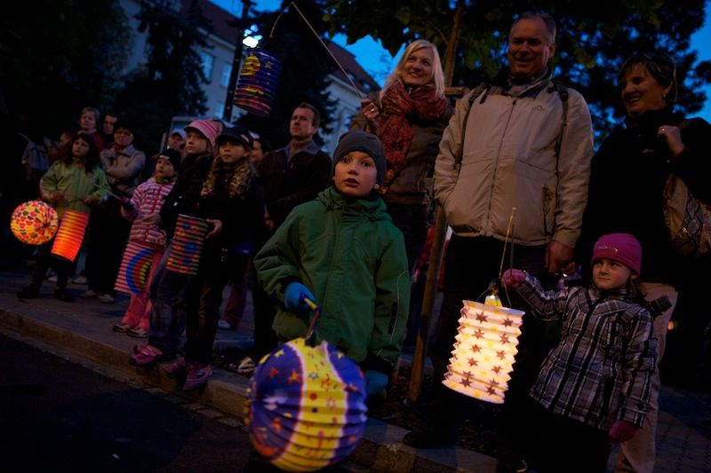 Centrum města u příležitosti oslav 28. října opravdu ožilo. Zajímavá místa spojená s historií a životem ve městě byla dnes (28.10.2011) zpřístupněna zdarma či za symbolickou částku 28 korun. Touto netradiční formou se v Plzni slavil vznik samostatného československého státu již posedmé. Zájemci si mohli například prohlédnout budovu radnice, svézt se historickou tramvají, navštívit Muzeum loutek nebo si zabruslit na městském zimním stadionu. (Foto: R. Muchka)