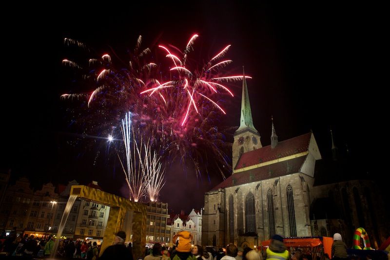Centrum města u příležitosti oslav 28. října opravdu ožilo. Zajímavá místa spojená s historií a životem ve městě byla dnes (28.10.2011) zpřístupněna zdarma či za symbolickou částku 28 korun. Touto netradiční formou se v Plzni slavil vznik samostatného československého státu již posedmé. Zájemci si mohli například prohlédnout budovu radnice, svézt se historickou tramvají, navštívit Muzeum loutek nebo si zabruslit na městském zimním stadionu. (Foto: R. Muchka)
