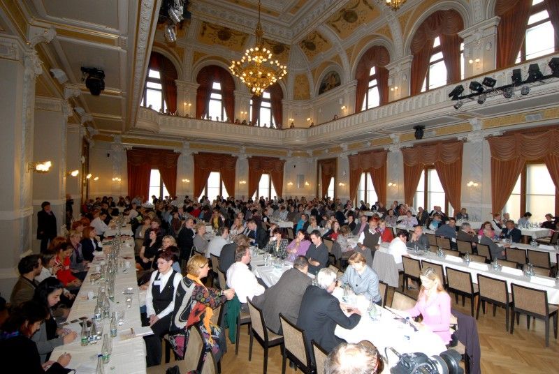 Celodenní sympózium s názvem Fórum pro kreativní Plzeň dnes ráno (31.10.2011) zahájila náměstkyně primátora Eva Herinková. Jedná se o profilovou akci společnosti Plzeň 2015, která se chce věnovat aktuálním tématům evropské budoucnosti. Letos se námětem pro fórum v souvislosti se získáním titulu Evropské hlavní město kultury 2015 stala kultura.